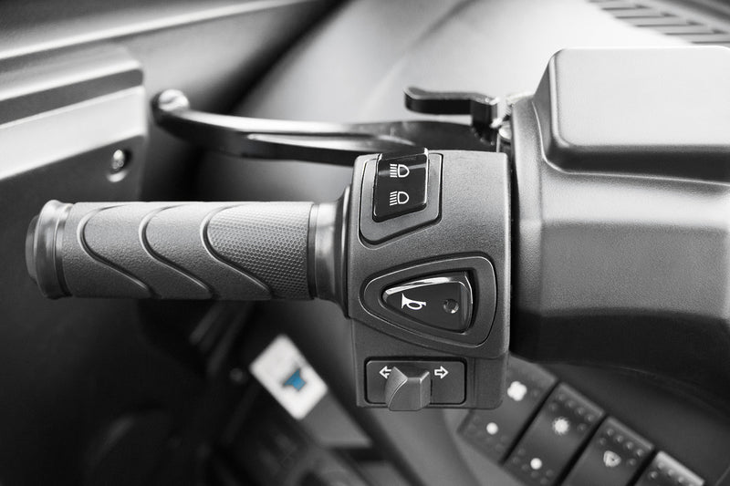 Load image into Gallery viewer, Geco Olé V9 | Driewieler| 2-zitter | Digitale Display| achterruitrijcamera | Elektrische ramen | Airco