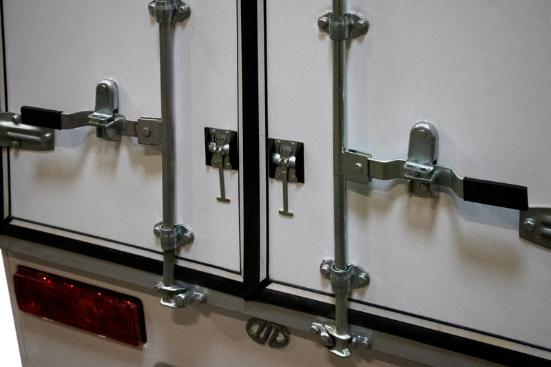 Load image into Gallery viewer, Geco Cargo gXC | E-Bakwagen | 7,5 kWh AGM-batterij | 2-zitter | 76 km/u | Bluetooth | Airconditioning | Achteruitrijcamera